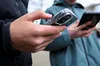 Vignette « Fausse fibre » : Orange et Free châtient SFR